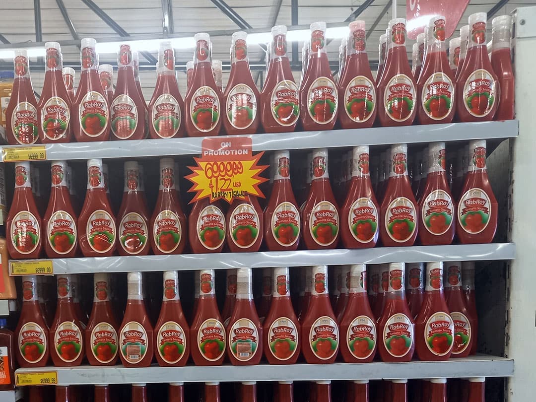 Ondanks correcties voor hyperinflatie en het schrappen van meerdere nullen op bankbiljetten, is de impact van inflatie in Zimbabwe nog steeds merkbaar. Tijdens een winkelbezoek wordt het duidelijk: 7000 Zimbabwaanse dollars zijn gelijk aan 1,22 Amerikaanse dollar. Hoewel de Amerikaanse dollar het gewenste betaalmiddel is, ontbreekt vaak het wisselgeld. Hierdoor wordt er flexibel omgegaan met aankopen, door soms een product meer of minder te nemen om tot het juiste bedrag te komen.