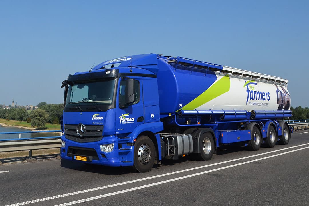 Het Belgische voerbedrijf Arvesta zet een nieuwe merknaam in de markt, Proxani. Dat vervangt de naam ForFarmers België, eerder dit jaar door Arvesta overgenomen, en de naam Dumoulin. - Foto: Carin Vos