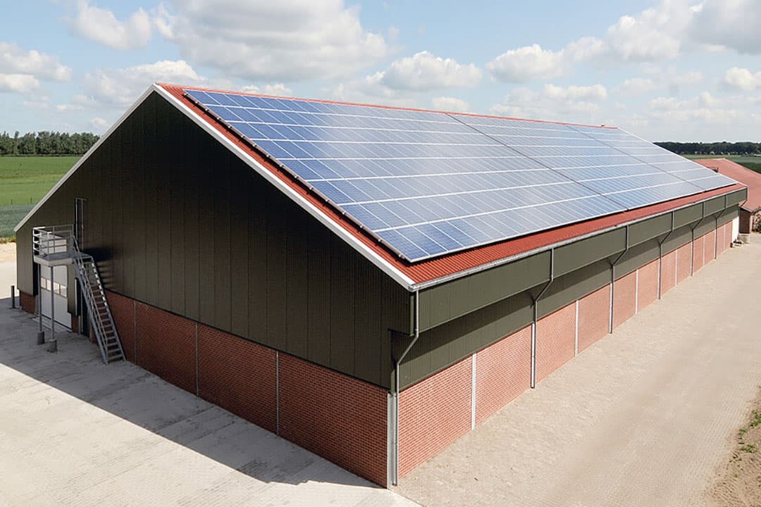 Bij keuze voor zonnepanelen moet je in de eerste plaats weten of de constructie de panelen kan dragen. - Foto's: Eternit