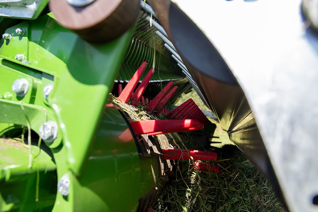 De zwadgeleider boven de kunststof pick-uptanden: alleen bovenop de pick-up zitten korte afstrijkers gemonteerd. Tussen-beschermbeugels ontbreken.