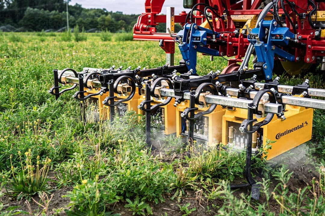 Continental levert niet alleen banden, maar ook oplossingen voor precisielandbouw, zoals met kokend water onkruid verwijderen. Een pulserende hogedrukstraal kokend water (85-95 graden) spuit het onkruidplantje dood. - Foto: Continental