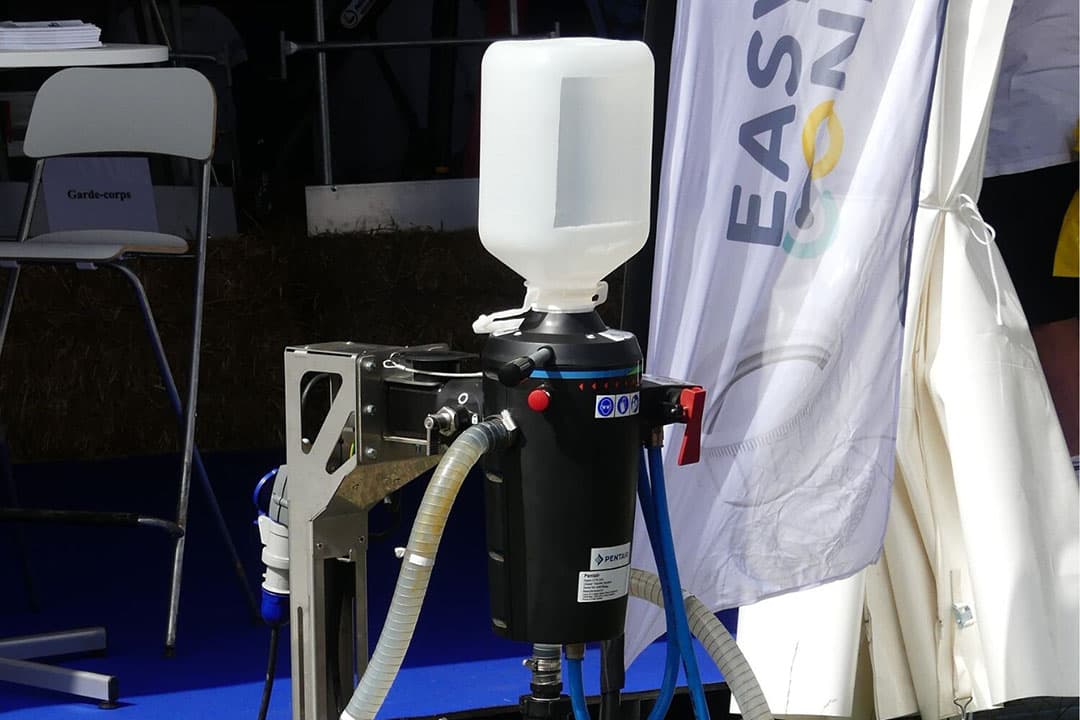 Opstelling van een gesloten vulsysteem van Pentair. Om goed met gesloten vulsystemen te kunnen werken worden jerrycans in de toekomst voorzien van een easyconnect-dop. - Foto:  Martin Smits