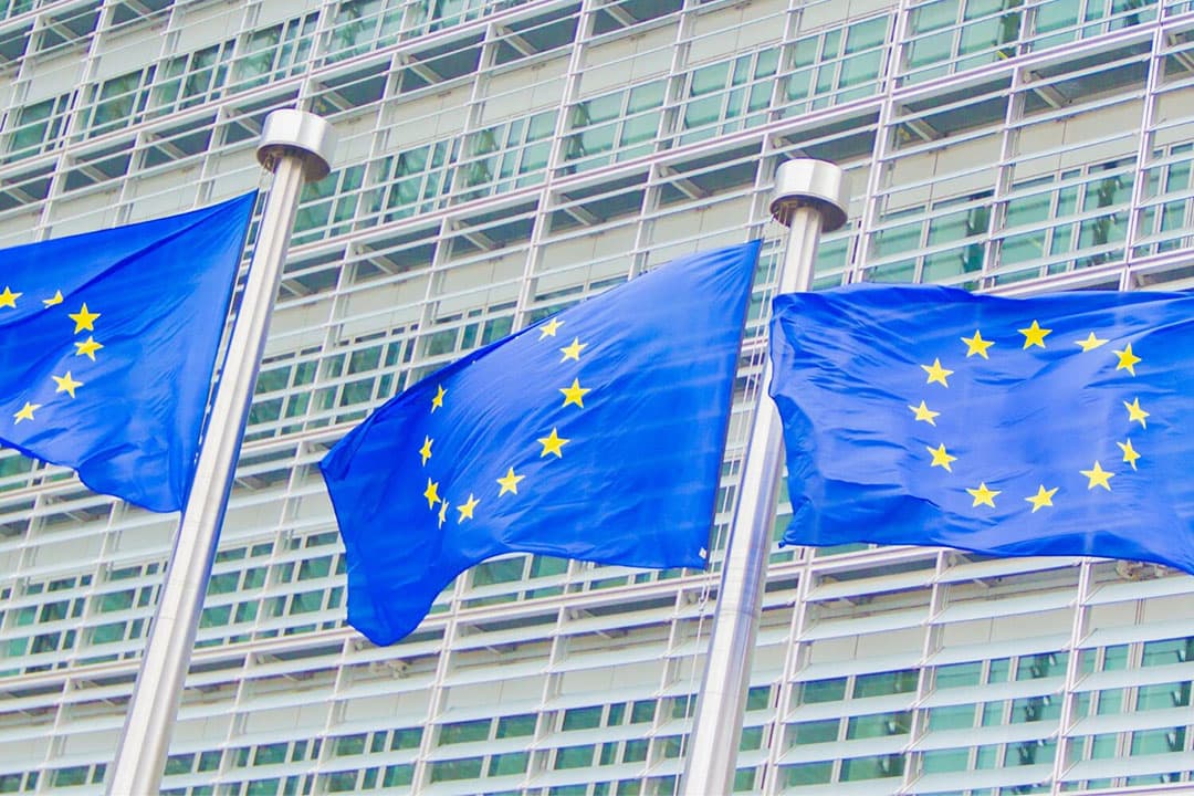 De Europese Commissie houdt vast aan eigen onderzoek waaruit blijkt dat het verantwoord is om het gebruik van glyfosaat de komende tien jaar toe te staan. - Foto: Canva/Getty Images
