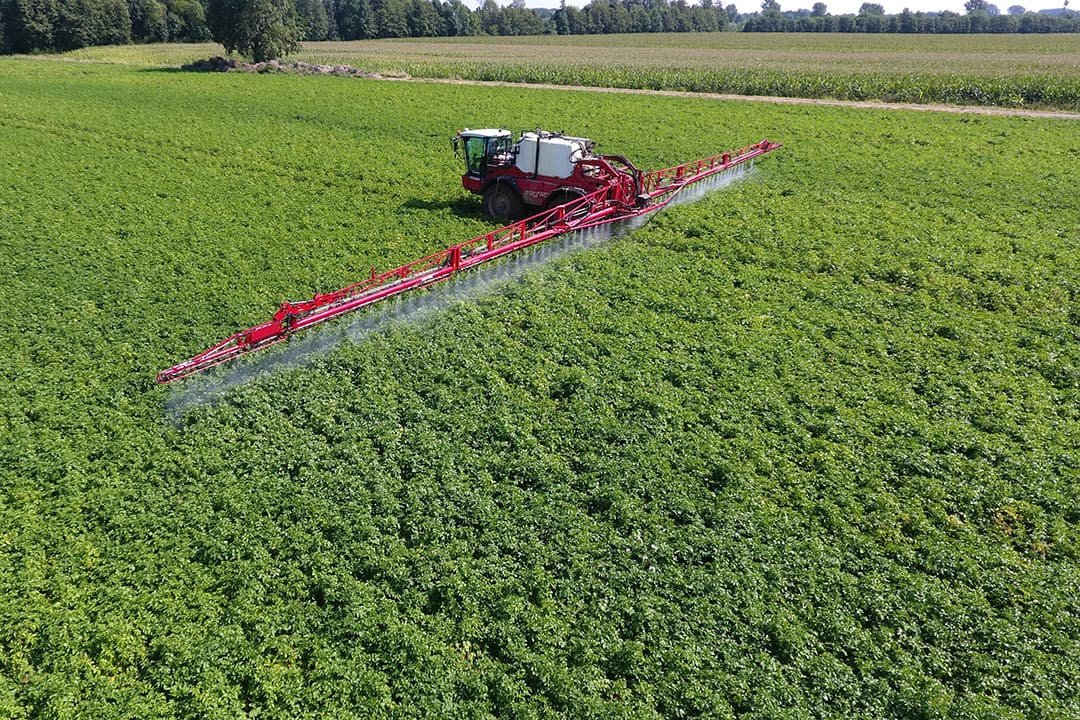 Spuiten van aardappelen in de Achterhoek. - Foto: Henk Riswick