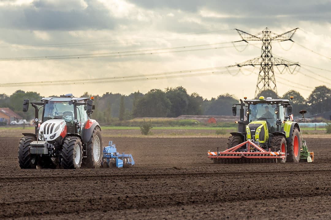 De Steyr Expert 4130 CVT die deze herfst door iQuus voor het NPPL-project beschikbaar werd gesteld rijdt onbemand voor een bemande trekker uit. - Foto: Koos Groenewold