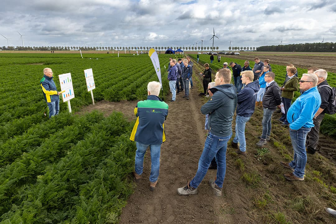 Hendrik Eerkens van Agrifirm deelt de teeltresultaten uit jarenlang onderzoek. De combinatie van chemische en steeds meer biologische gewasbescherming geeft vaak de beste resultaten. Meerdere jaren laten zien dat er meer onderzoek gewenst is. - Foto's: Koos Groenewold