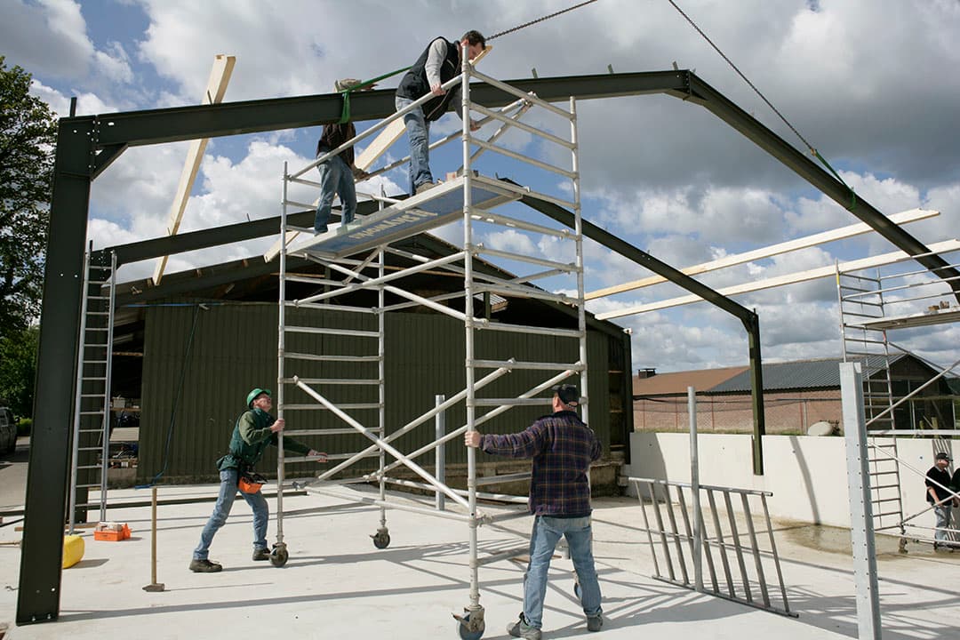 Uitgangspunt bij werken op hoogte, is dat een ladder geen werkplek is, en slechts wordt gebruikt waar andere middelen niet inzetbaar zijn. In dit geval is de keuze voor een rolsteiger beter voor de veiligheid. - Foto: Jan Willem Schouten
