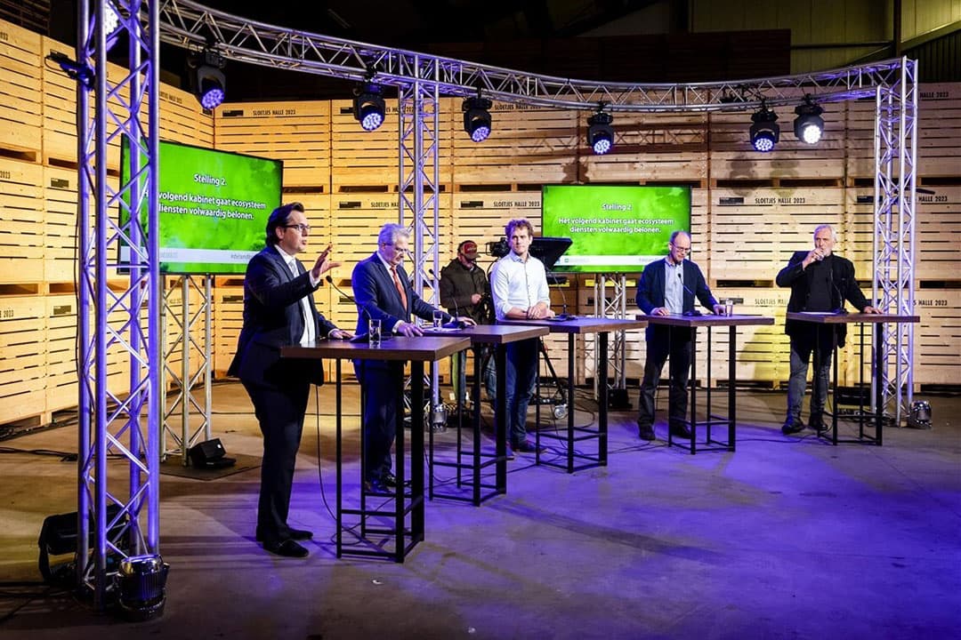 Pieter Grinwis (ChristenUnie), Roelof Bisschop (SGP), Joris Thijssen (GroenLinks-PvdA), Cor Pierik (BBB) en Harm Holman (NSC) tijdens het verkiezingsdebat over de toekomst van de landbouw in Halle (Gld.). - Foto: ANP