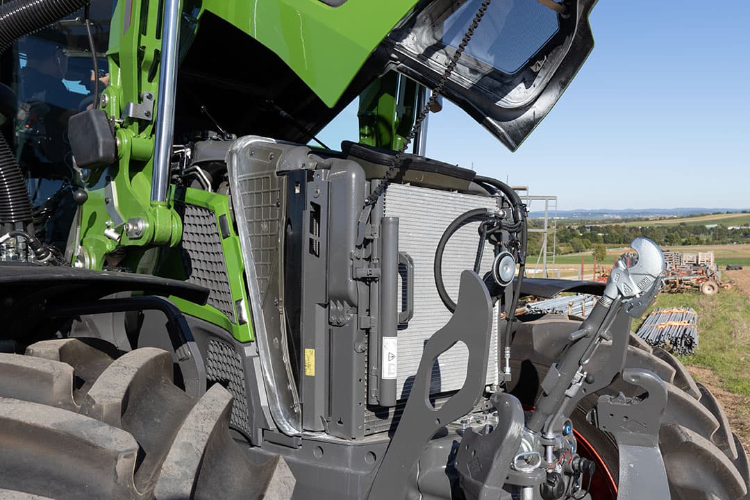 De 600 Vario-serie heeft nog een traditionele opstelling voor de koeler: de ventilator trekt de lucht door de radiator. Wel is het ontwerp volgens Fendt verbeterd.