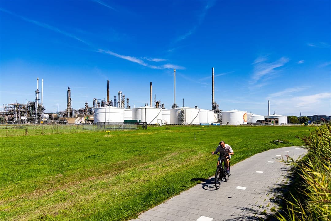 Het Porthos-project wil CO2, afkomstig van industrie uit het Rotterdamse havengebied van bijvoorbeeld Shell, opslaan in lege gasvelden onder de Noordzee. - Foto: ANP