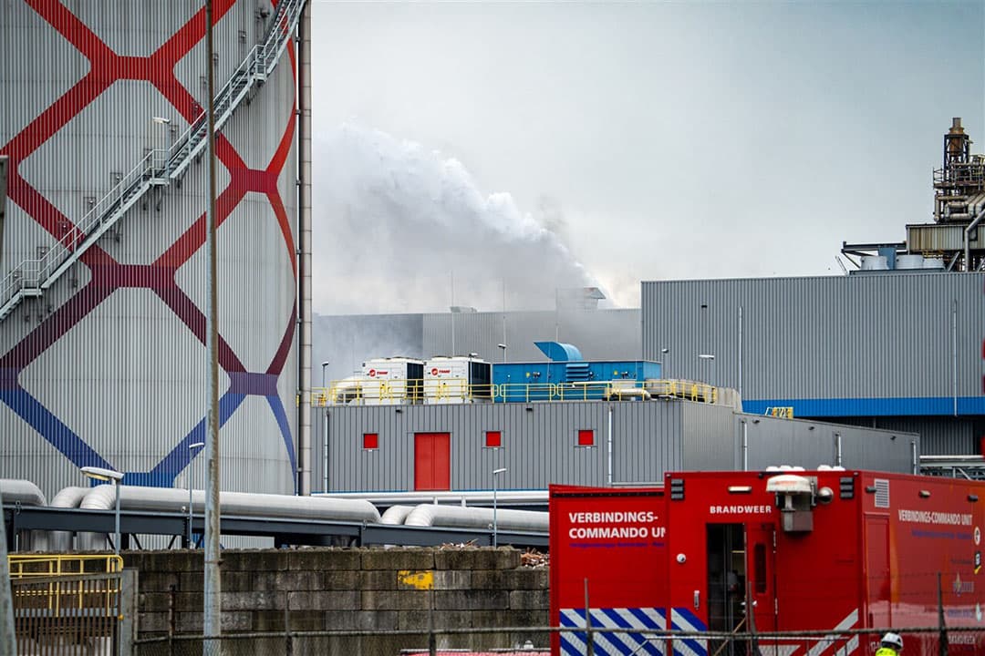 Bluswerkzaamheden na brand afvalverwerking.  - Foto: ANP