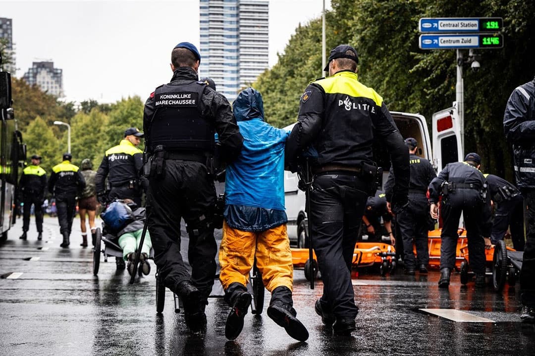 Activisten van Extinction Rebellion worden verwijderd van de A12 tijdens een demonstratie op een regenachtige dag. - Foto: ANP