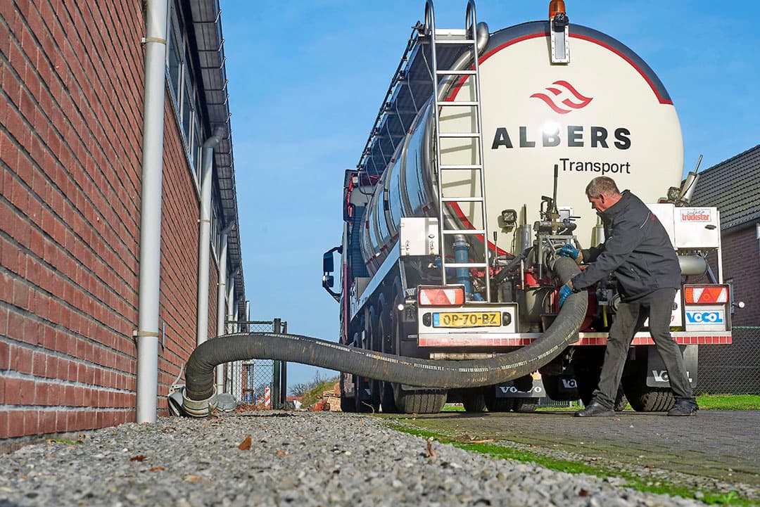 Laden van drijfmest op een varkensbedrijf in het zuiden van Nederland. Ophaaltarieven in de vrije markt zijn dit jaar fors gestegen en zijn terug op de niveaus van vijf jaar geleden. - Foto: Van Assendelft