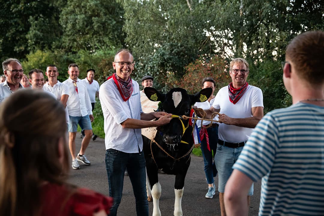 Volgens de plaatselijke traditie bieden de buren de bruidskoe aan. Mirko en Mariëlle waren stomverbaasd en blij verrast want ze wisten van niets.