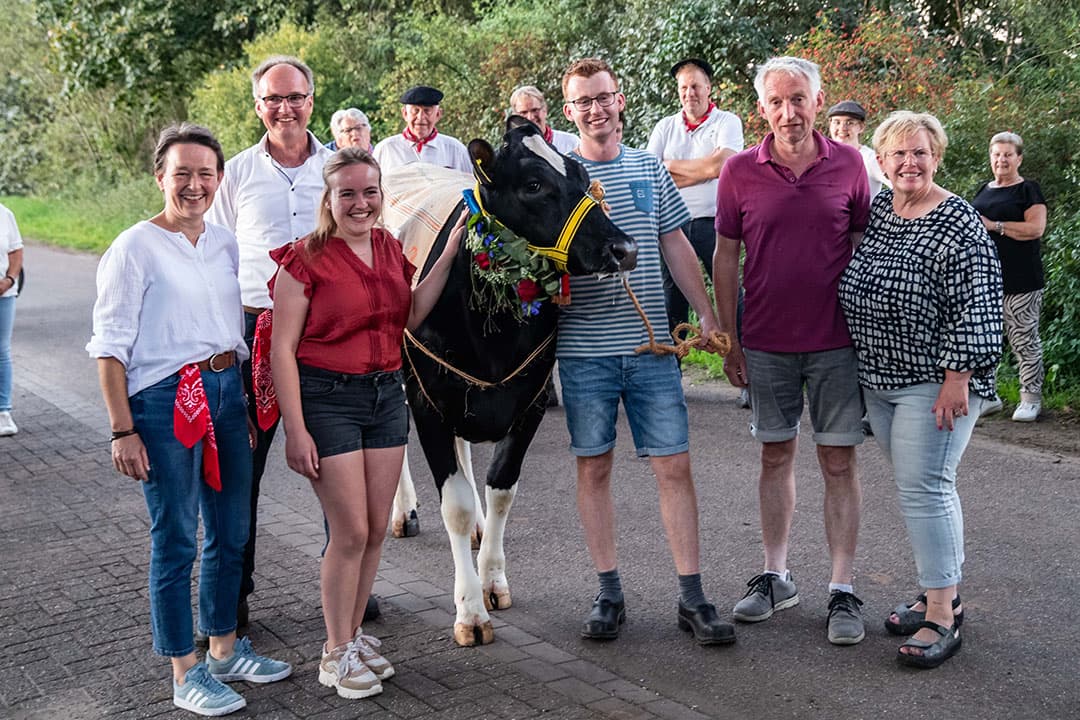 Bruidegom Mirko Valk en zijn bruid Mariëlle KleinJan met hun beider ouders en in het midden bruidskoe Carla.