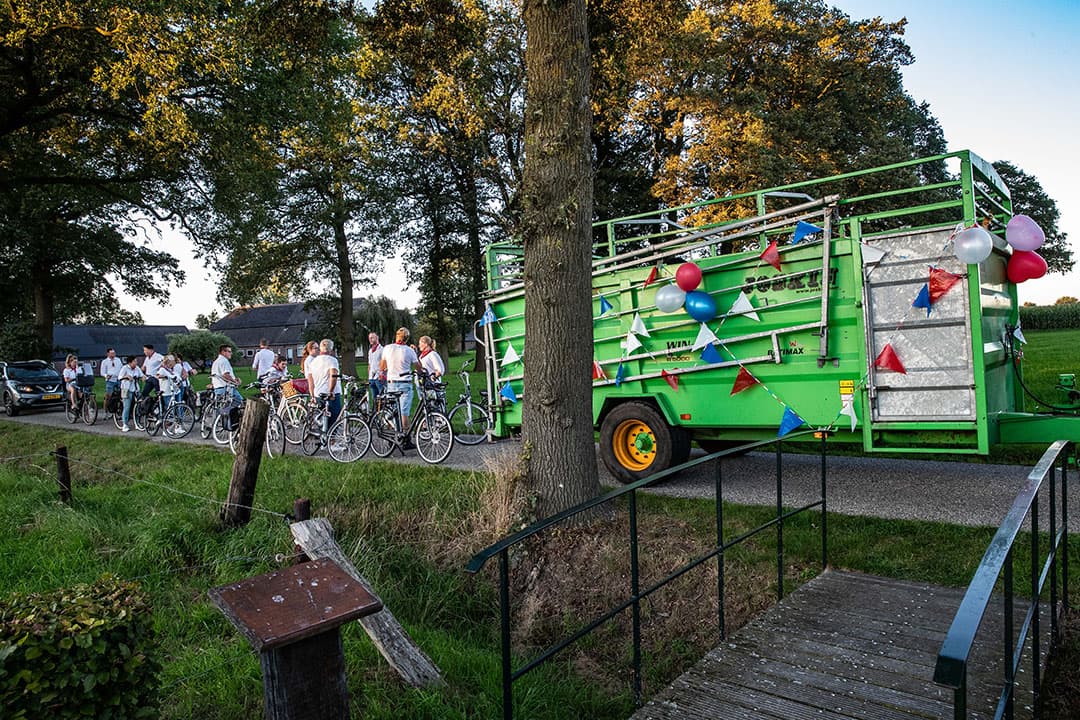 416831 Een bruidskoe voor Mirko Valk en Mariëlle KleinJan