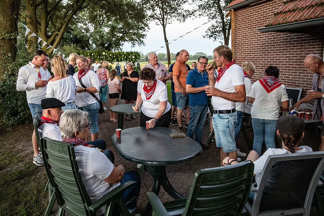 416831 Een bruidskoe voor Mirko Valk en Mariëlle KleinJan