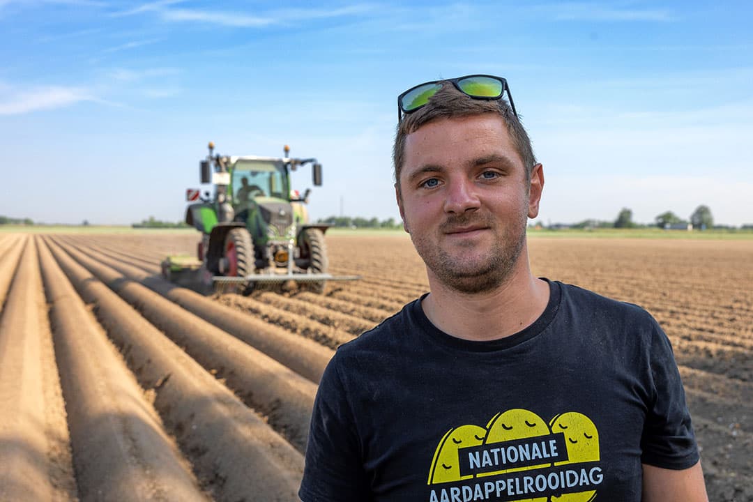 Stand van de gewassen op de langste dag. Opfrezen Alouette tafelaardappelen op een akker in De Heen (N-Br.) Op de foto Jean Gommeren (26). - Foto: Peter Roek