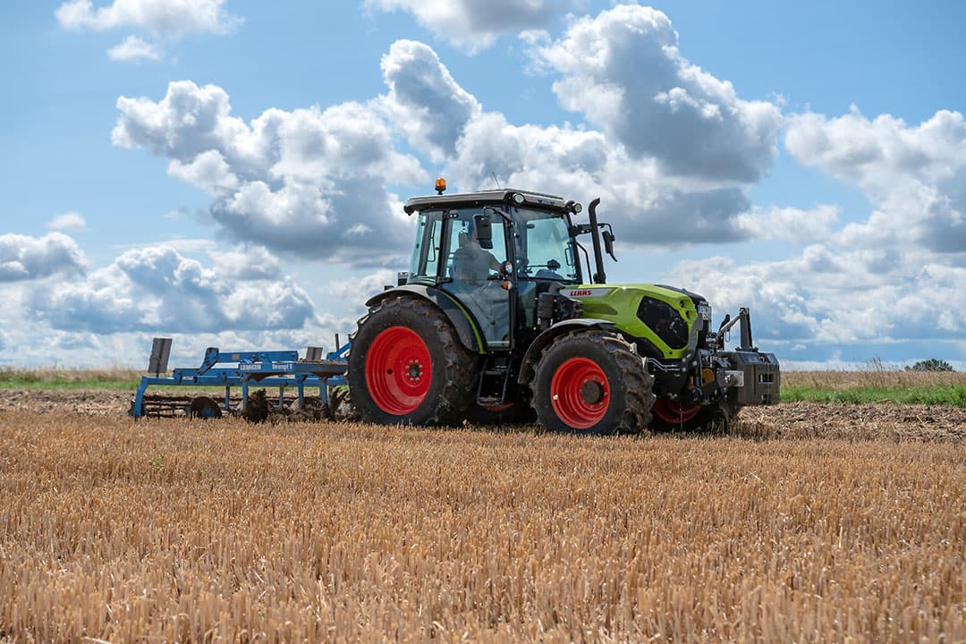 Claas komt terug met de Axos en vervangt daarmee de Atos-serie. De nieuwe trekker wordt net als de vernieuwde Elios en Nexos in Italië vervaardigd. Onder de motorkap ligt een nieuwe 3,6 liter motor die tot 103 pk levert. De motorkap zelf is ook zo’n 10 centimeter verlaagd. Dat werkt positief op het zicht naar voren. - Foto: Jacco van Erkelens