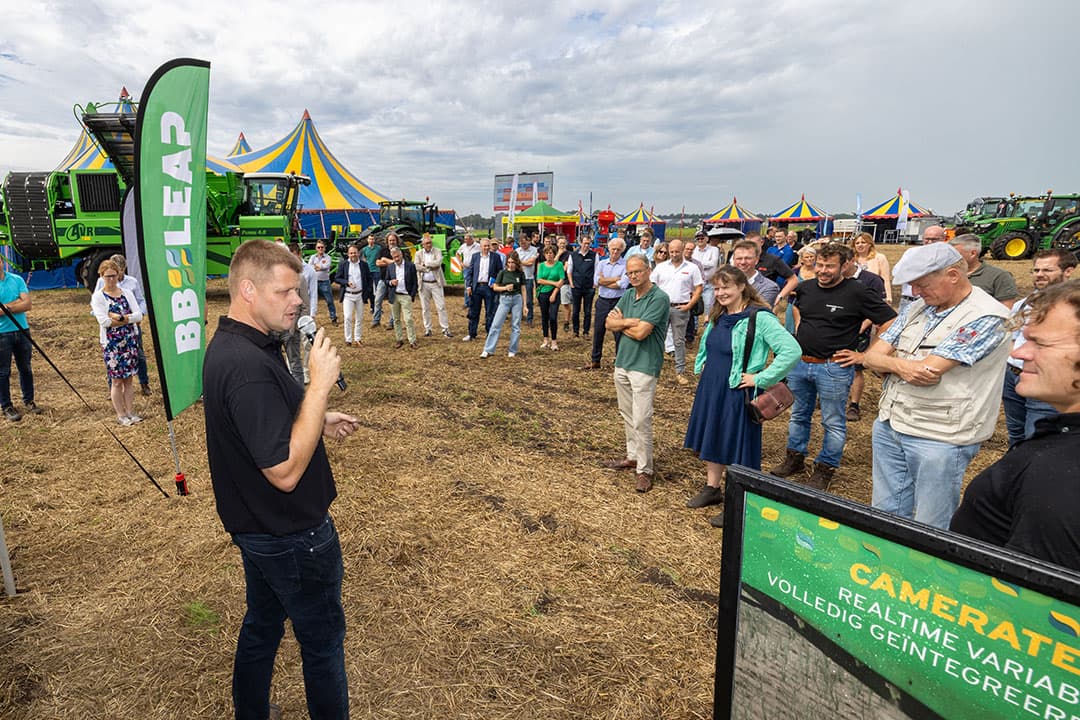 Akkerbouwer en precisielandbouw-pionier Jacob van den Borne legt uit hoe hij onkruiden plantspecifiek kan bestrijden met zijn getrokken Dammann-veldspuit met daarop gewascamera’s van het Franse Carbon Bee en pulserende spuitdoppen (PWM) van BBLeap. - Foto's: Peter Roek