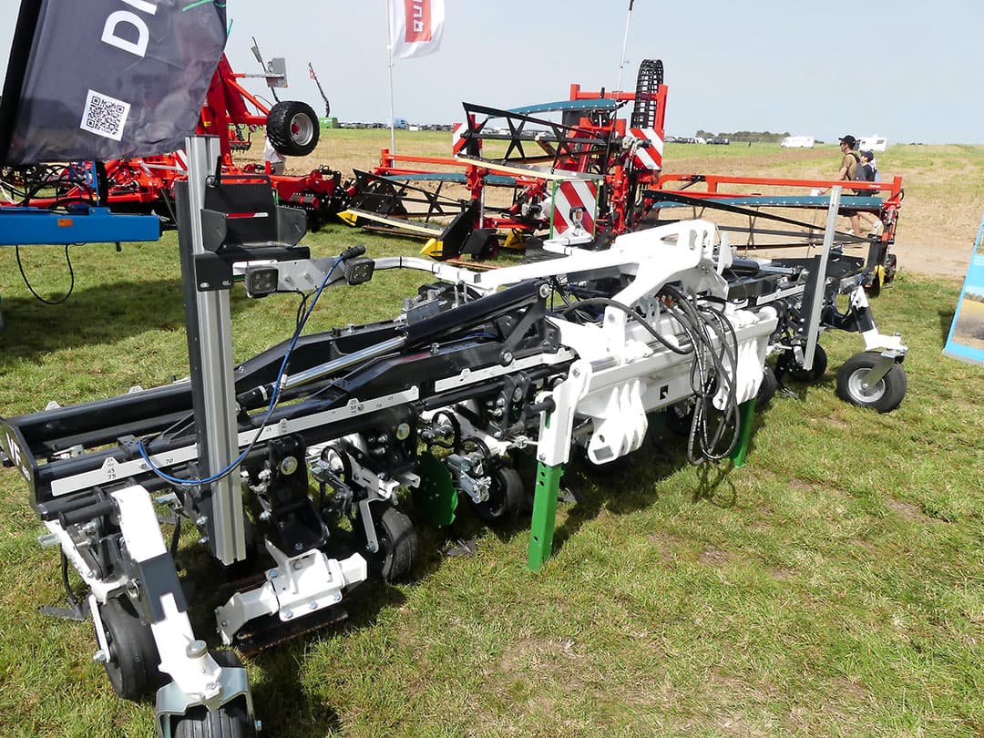 Dickson Kerner bouwt sinds 2019 schoffels. Bijzonderheid is het tweebalks-systeem. Voordelen: stabiliteit, de mogelijkheid van het combineren van een rolschoffel met schoffelmessen, en de mogelijkheid om vanaf 15 centimeter rijbreedte parallellogrammen te monteren.