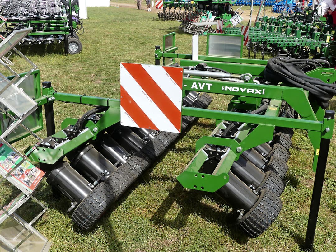 Novaxi is in Frankrijk specialist in mechanische onkruidbestrijding. Homburg introduceerde hun wiedeg dit jaar in Nederland, maar de Fransman levert ook onkruidtrekkers. Twee tegen elkaar in draaiende luchtbanden trekken schieters of grote onkruiden uit de grond.