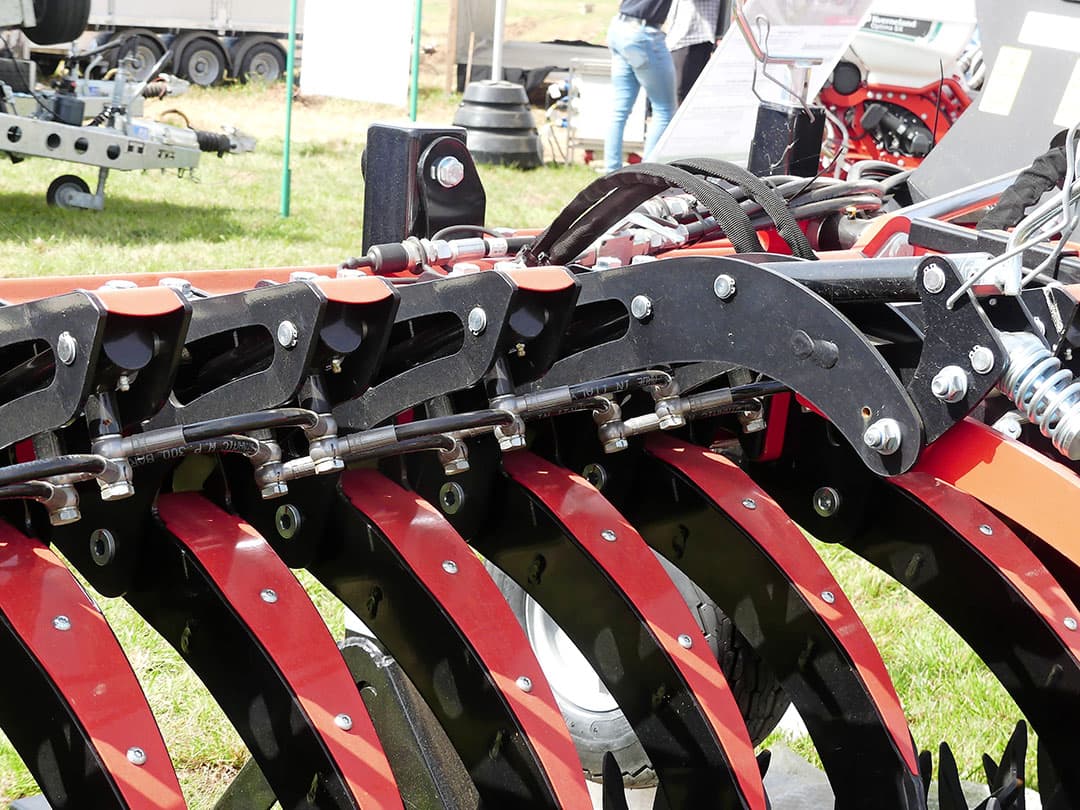 Kverneland nam onlangs de Franse schoffelfabrikant BC Technique over. Ook die levert rotorwieders. Waar de concurrenten vaak voor veerbelaste elementen kiezen, werkt deze met een cilinder per rotorarm.