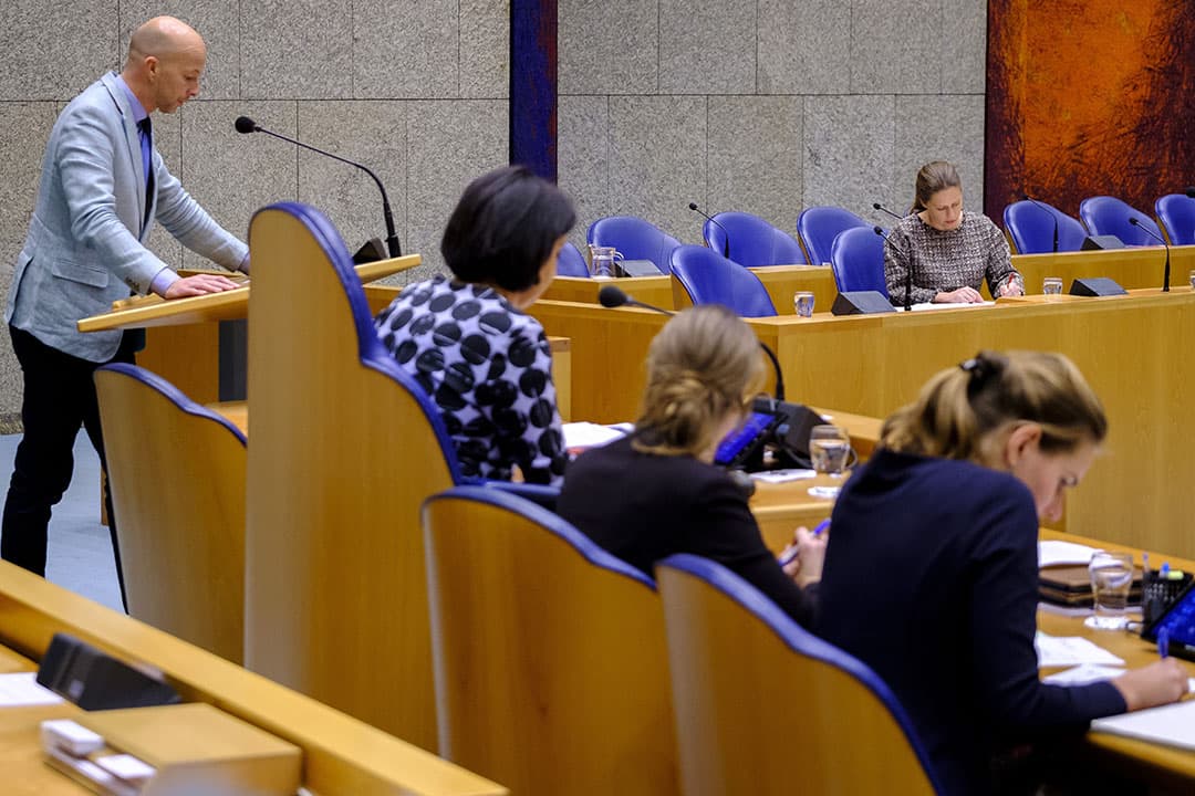 Vergaderboer wil dat Tjeerd de Groot (D66) plaatsneemt op een strafbankje en zijn politieke doodszonden gaat overdenken. - Foto: Roel Dijkstra