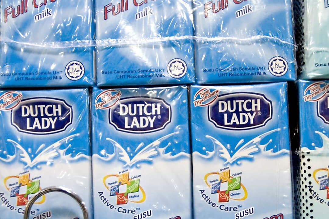 Melk van Dutch Lady in een winkel. De Maleisische zuivelonderneming toont zich ondanks de huidige moeilijke marktomstandigheden voorzichtig optimistisch voor de lange termijn. - Foto: ANP
