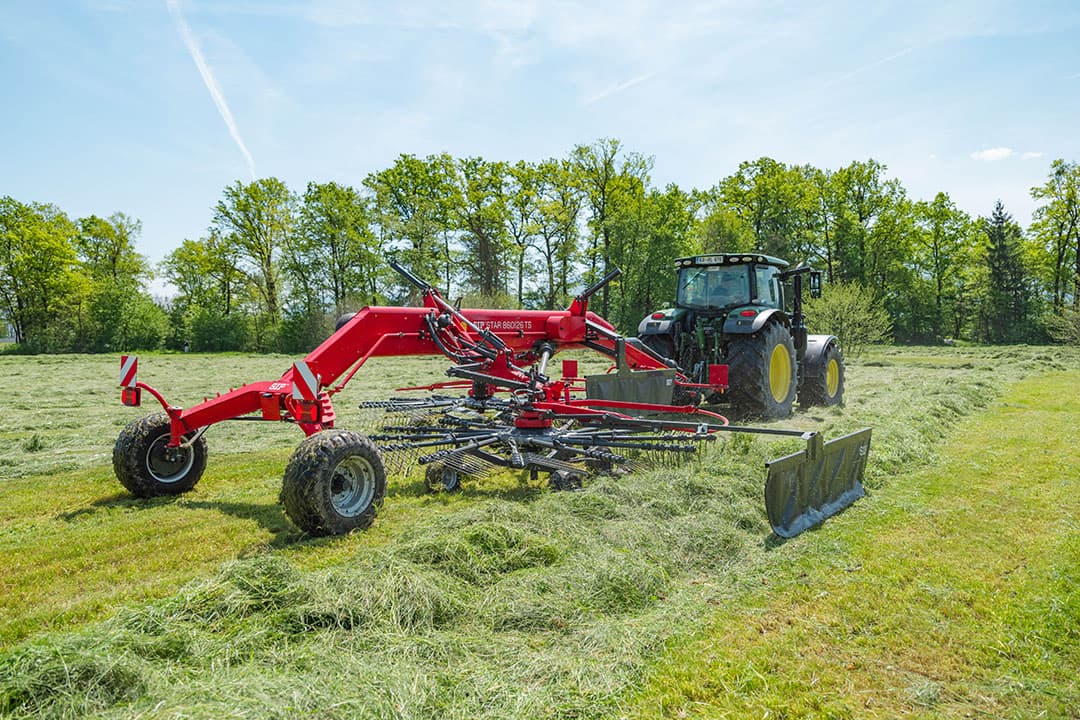 Ook biedt SIP de zij-afleg-zwadhark Star R 860|26 TS aan. Deze nieuwe zwadhark heeft een werkbreedte van 7,2 meter bij zij-afleggen en 8,85 meter wanneer je twee losse zwaden maakt.
