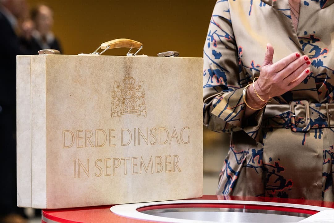 Demisisonar Minister Sigrid Kaag van Financiën presenteerde in de Tweede Kamer het koffertje met de rijksbegroting en miljoenennota. - Foto: ANP / Hollandse Hoogte / Laurens van Putten