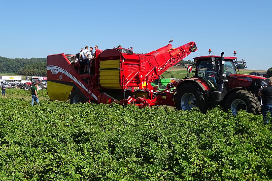 De graafmat, zeefmatten en loofdoorvalmat van de getrokken Grimme Evo 280 tweerijige rooimachine worden voortaan standaard hydraulisch aangedreven. Voorheen gebeurde dat mechanisch. - Foto: Martijn Knuivers