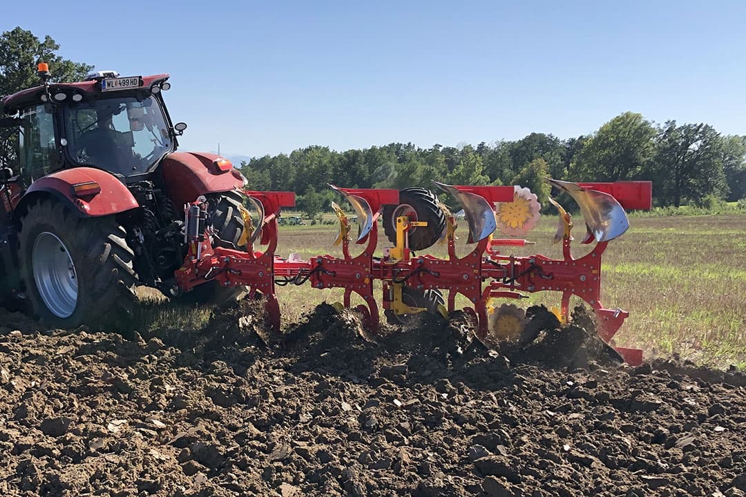 De nieuwe Pöttinger Servo Plus 3000 4-schaar wentelploeg aan het werk tijdens de perspresentatie in Oostenrijk. De serieproductie van de Servo Plus 3000 is in september 2023 gestart. - Foto's: Bas van Hattum