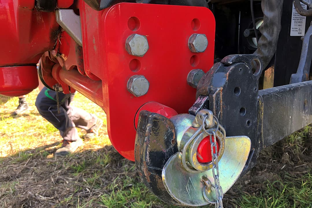 Ook handig: je kunt de aankoppelpunten van de trekstangen op vier manieren tegen het ploeg-chassis schroeven zodat dit altijd matcht met de grootte van de trekker en de dimensie van de hefinrichting.