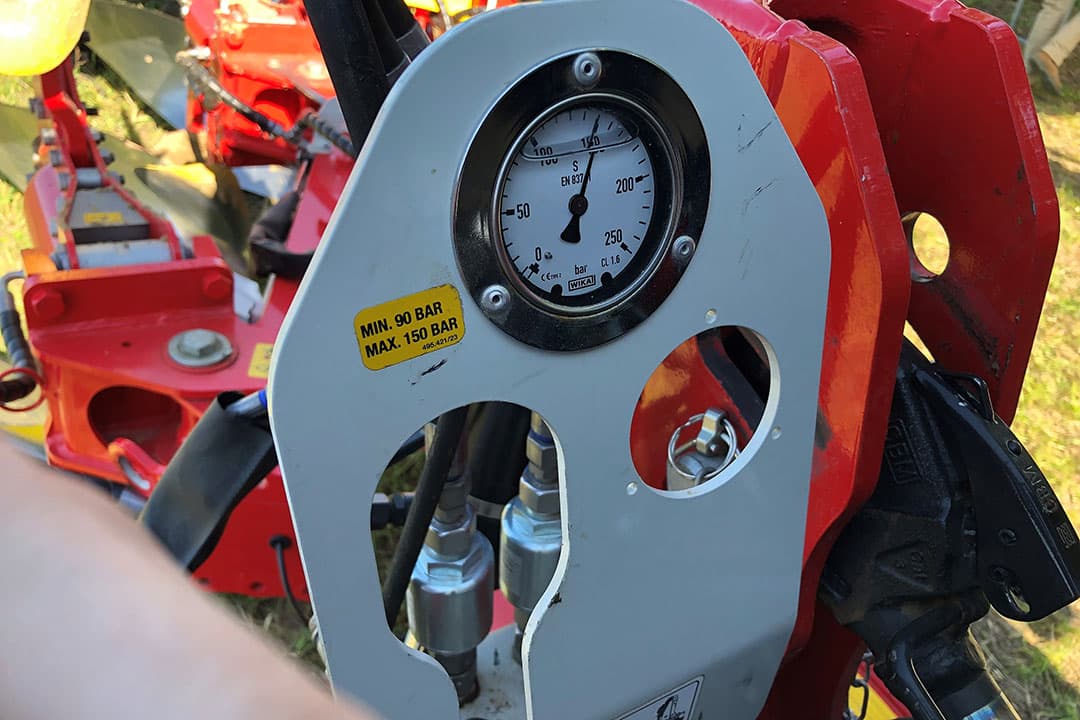 Voor wie de Servo 3000 Plus-ploeg met stenenbeveiliging koopt; op de manometer kun je precies zien op welke druk de hydraulische stenenbeveiliging is ingesteld.