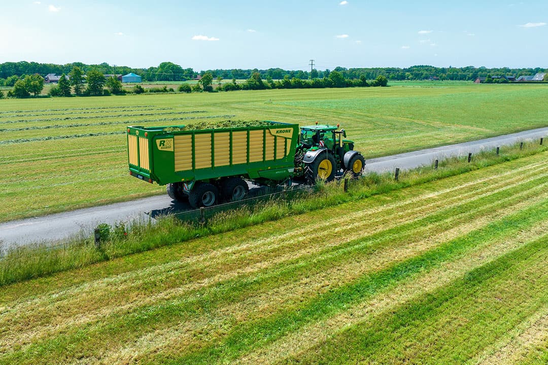 Krone heeft zijn opraap- en doseerwagens RX en ZX op veel punten verbeterd. Het meest indrukwekkend is de verwerking van de gewasstroom.