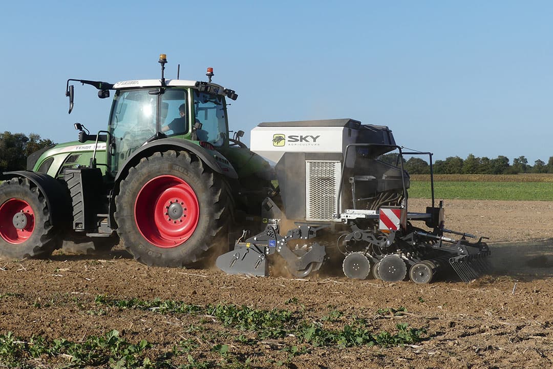 De merknaam Sulky is bij de Burel Group verdwenen. Sky is de nieuwe naam voor alle producten. De kleurstelling is voor de gehele produtenrange vanaf nu titanium-wit met grafiet-grijs. - Foto's: Burel Group