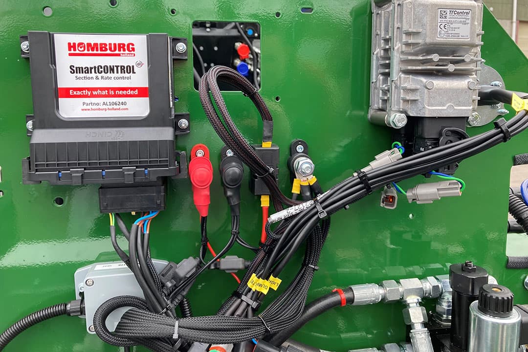 De SmartControl USC-module is compatibel met vrijwel elke Isobus VT-display met de functionaliteit TC (TaskController). Het maakt in feite niet uit wat voor werktuig je achter de trekker hangt. - Foto's: Homburg Holland