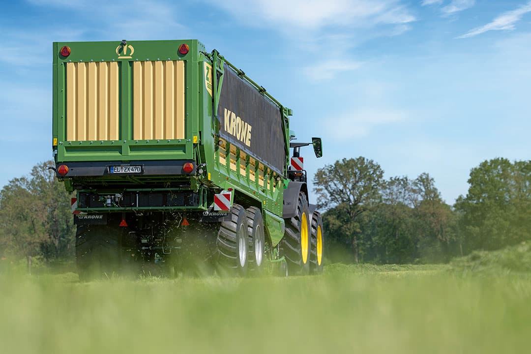 De Krone-wagens hebben een designupdate ondergaan. Ze zijn nu standaard uitgerust met een uitgebreid ledverlichtingspakket. Ook in de laadruimte, bij de invoer, messenbalk en rondom de hydraulische bodemontlasting van de pick-up en bij de verzwaarde messenbalk met optimale mes geleiding zijn verbeteringen doorgevoerd.