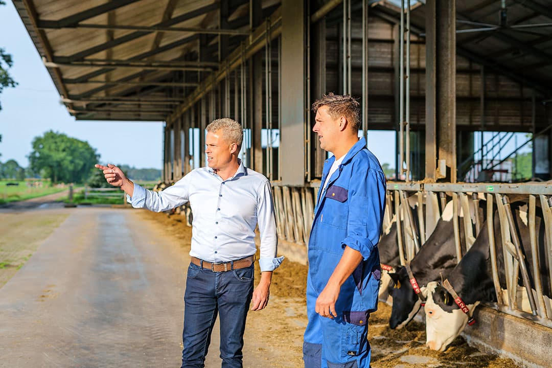 Melkveehouder Paul Sinnige (rechts) in gesprek met agrocoach Sieto van Houten. Sinnige is een van de initiatiefnemers van een stichting die boeren vooruit wil helpen met maatregelen om te voldoen aan de gebiedsopgaven in de gemeenten Oost- en Weststellingwerf. - Foto: Andrea van Schaik