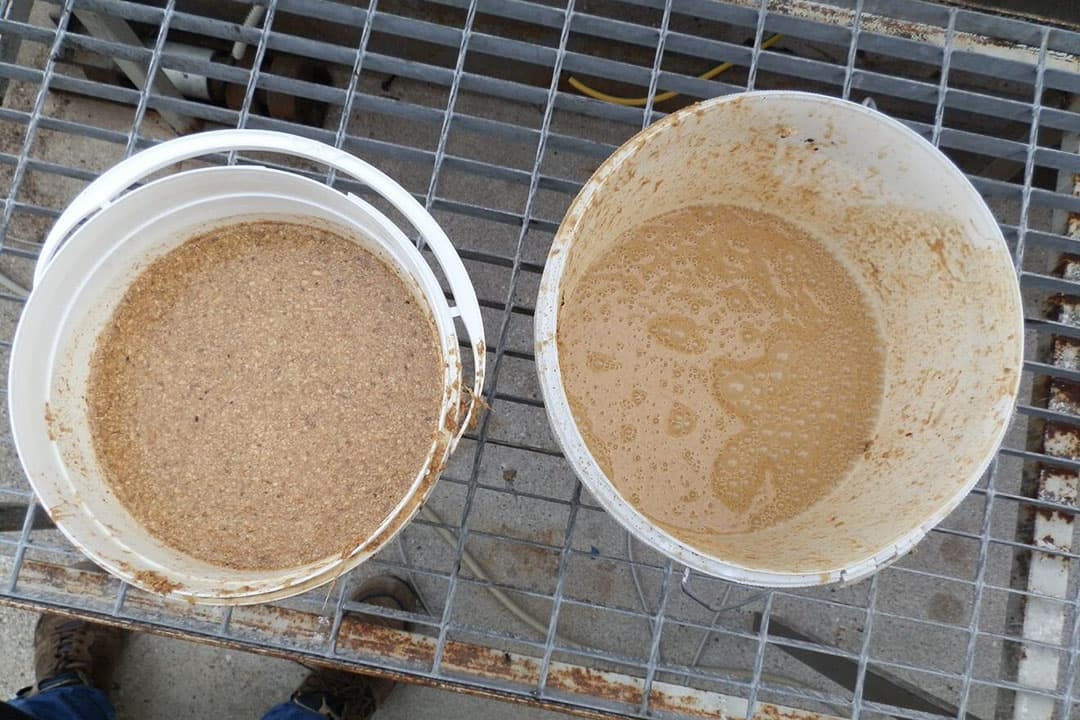 In de linkeremmer het halffabrikaat en in de rechter het eindproduct van het cavitatieproces. Dit is als brijvoer aan varkens te voeren.
