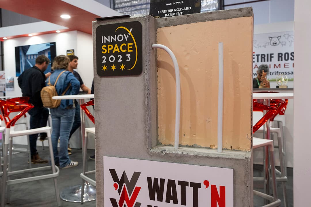 Winnaar van de innovatieprijs is stalinrichter Leretrif Rossard met het product WATT’N’WALL. Dit is een prefab hokafscheiding met ingebouwde verwarming. De wand is geschikt om een deel of het gehele hok te verwarmen. Dit maakt het mogelijk het liggedrag van biggen te sturen. De ontwerper van het product claimt diverse voordelen van zijn innovatie: een goede verdeling van de warmte. Brandveilig. Geen extra werk met reinigen en alle bronnen van energie zijn geschikt om de warmte te leveren.