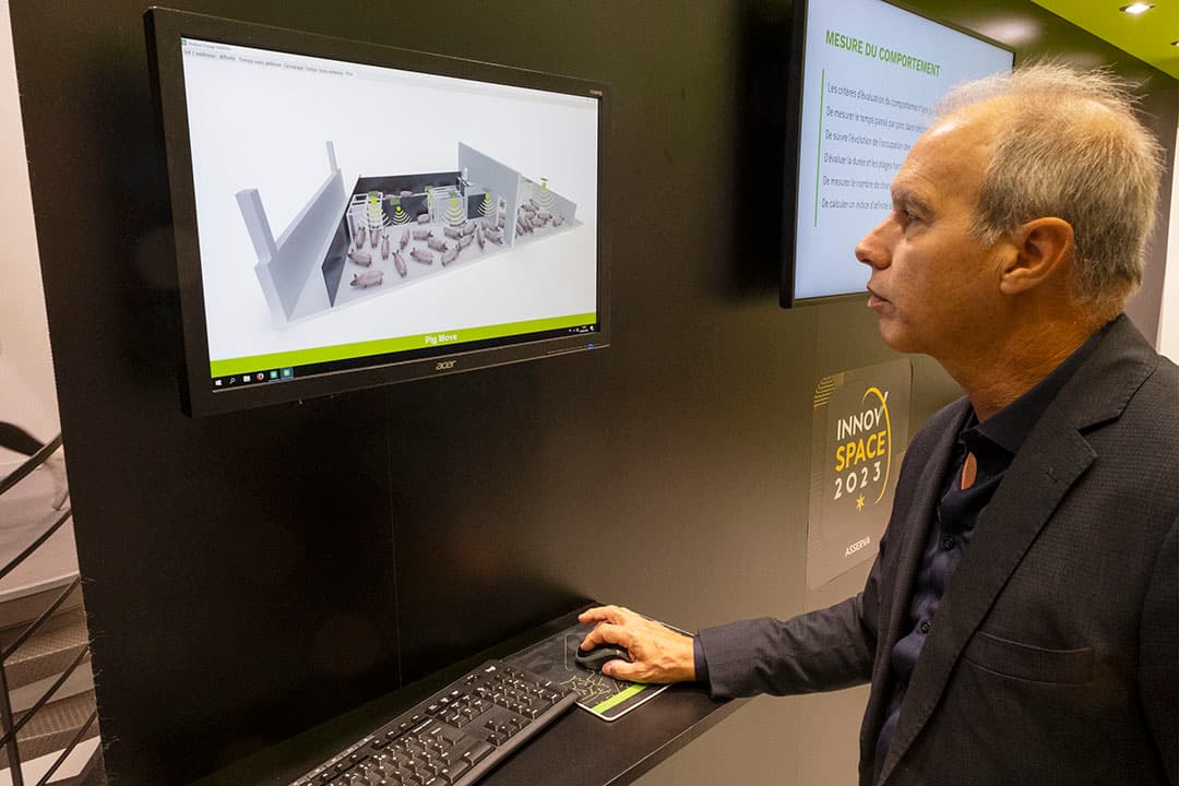 Het Franse Asserva toont een innovatie gericht op de toekomst. De Pig Move. Hiermee is het mogelijk om te registreren hoe dieren zich bewegen in een hok en op welke plek ze (veel) zijn. Dit gebeurt met RFID-oormerken en antennes in de stal. Uiteindelijk moet de techniek helpen het dierenwelzijn aantoonbaar te verbeteren. Voor welzijn blijft de maatschappelijke aandacht groeien, betoogt innovatiedirecteur Audrey Gloux van Asserva. De techniek zit nog in de onderzoeksfase, maar kan op termijn helpen om het ‘ideale’ varkenshok te ontwerpen.