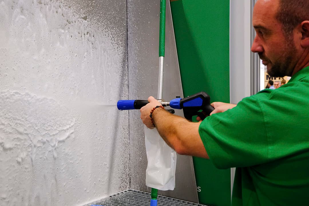 Schippers demonstreerde de HyBag. Dit is een zak met inweekschuim of desinfectiemiddel, vastgeklikt aan een spuitlans. Het bedrijf claimt als voordelen een correcte dosering en geen gevaar van huidirritatie. De wegwerpzakken zijn 10% duurder dan een 20-liter vat. - Foto's: Twan Wiermans