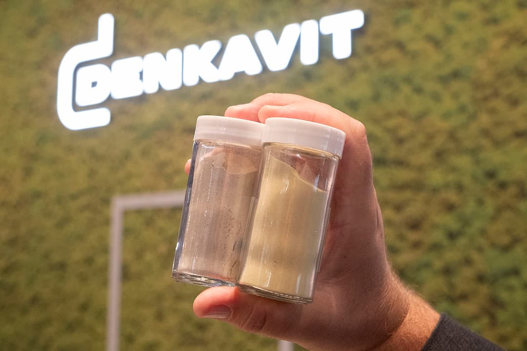 Nieuw is het additief Terragut van veevoederbedrijf Denkavit. Dit bevat de lanthaniden cerium en lanthanium, twee aardmineralen die beschikbaar komen als bijproducten van de windmolenindustrie. Na bewerking zorgen die voor bewezen minder colibacteriën, betoogt Oliver Schneider van Denkavit. Dit geeft gezondere darmen, een betere mestconsistentie en een hogere voeropname. Van de basisvariant is de dosering 250 PPM/ton. Van de ED-variant (easy dosage) 2,5 kilo per ton. De ED-versie is verdund met tarwebloem en kalk. Terragut zit voortaan in safety-voerlijn voor biggen van Denkavit.