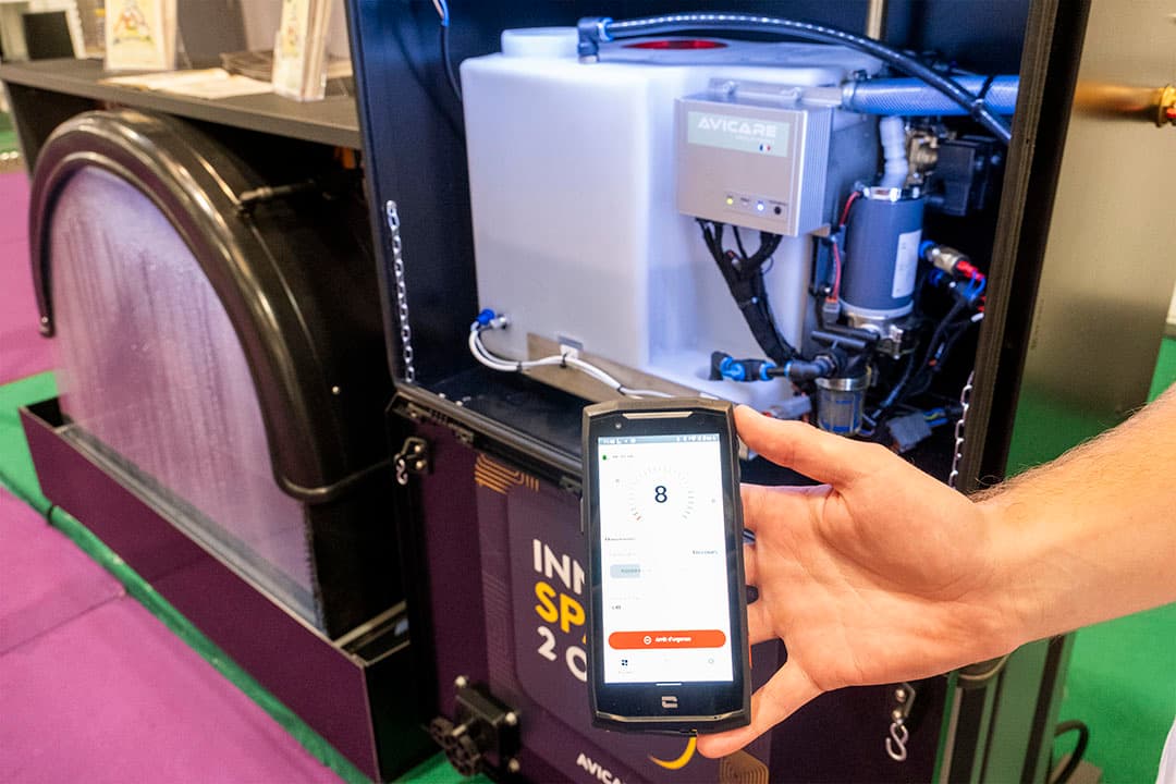 Om transportmiddelen te desinfecteren die op een veebedrijf komen, ontwikkelde Avicare het Avicare universeel. Een on-board desinfectiesysteem dat wordt bediend via de telefoon. Alle handelingen worden digitaal vastgelegd.
