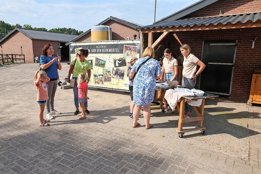 Burgers toelaten op het bedrijf kan op meerdere manieren. De familie Van Berkmortel uit Sint Oedenrode heeft een programma waar bezoekers een dagdeel op het bedrijf verblijven. - Foto: Bert Jansen