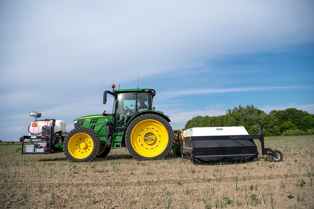 Ecorobotix Ara. Onder de kap neemt een camera voortdurend beelden op. Een algoritme op de ingebouwde computer distilleert hieruit spuitacties voor één of meer van de 156 spuitdopjes.