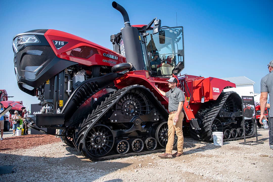 Vlaggenschip Case IH Quadtrac 715 is officieel gelanceerd op de Farm Progress Show. Rondom de cabine is de toegang verbeterd, waardoor een simpele handeling als het afstellen van verlichting veilig kan.