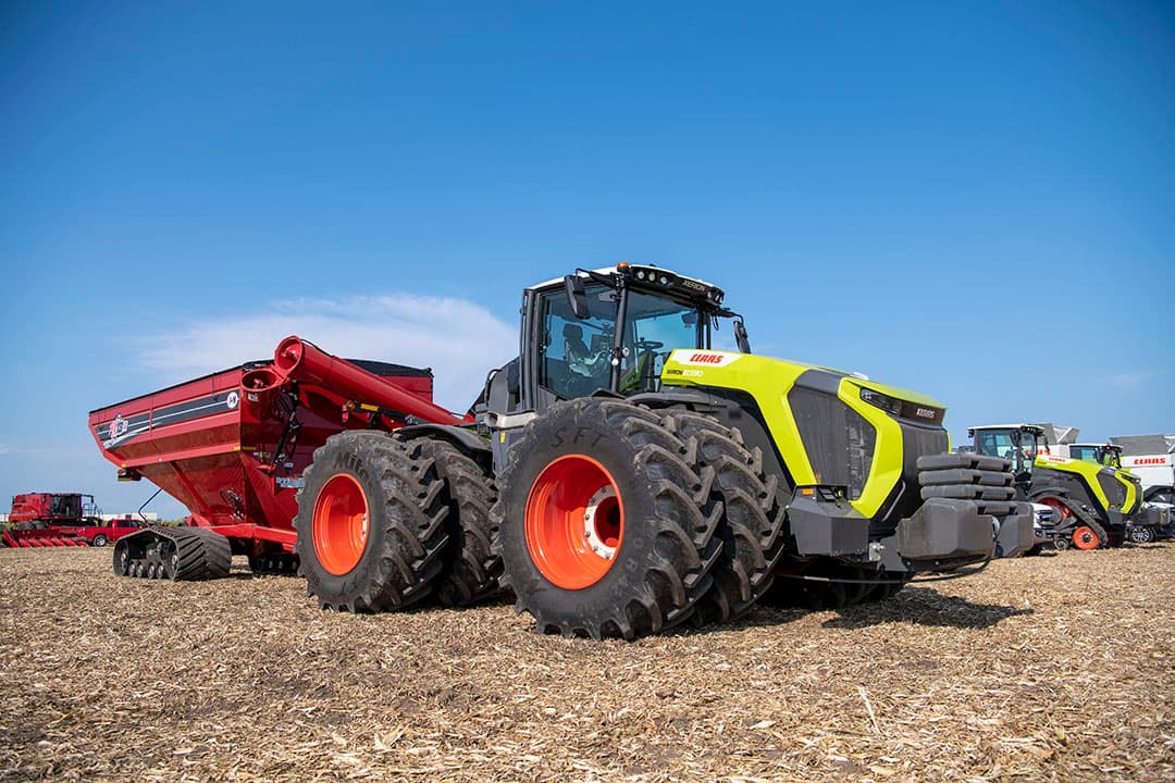 Claas Xerion 12.590 in actie. De grote Claas is zowel als rups- en wieltrekker te zien op het demoterrein van de Farm Progress Show. De Claas steelt de show: gekoppeld aan een dikke 'chaser bin' volgwagen voor de korrelmaisoogst.